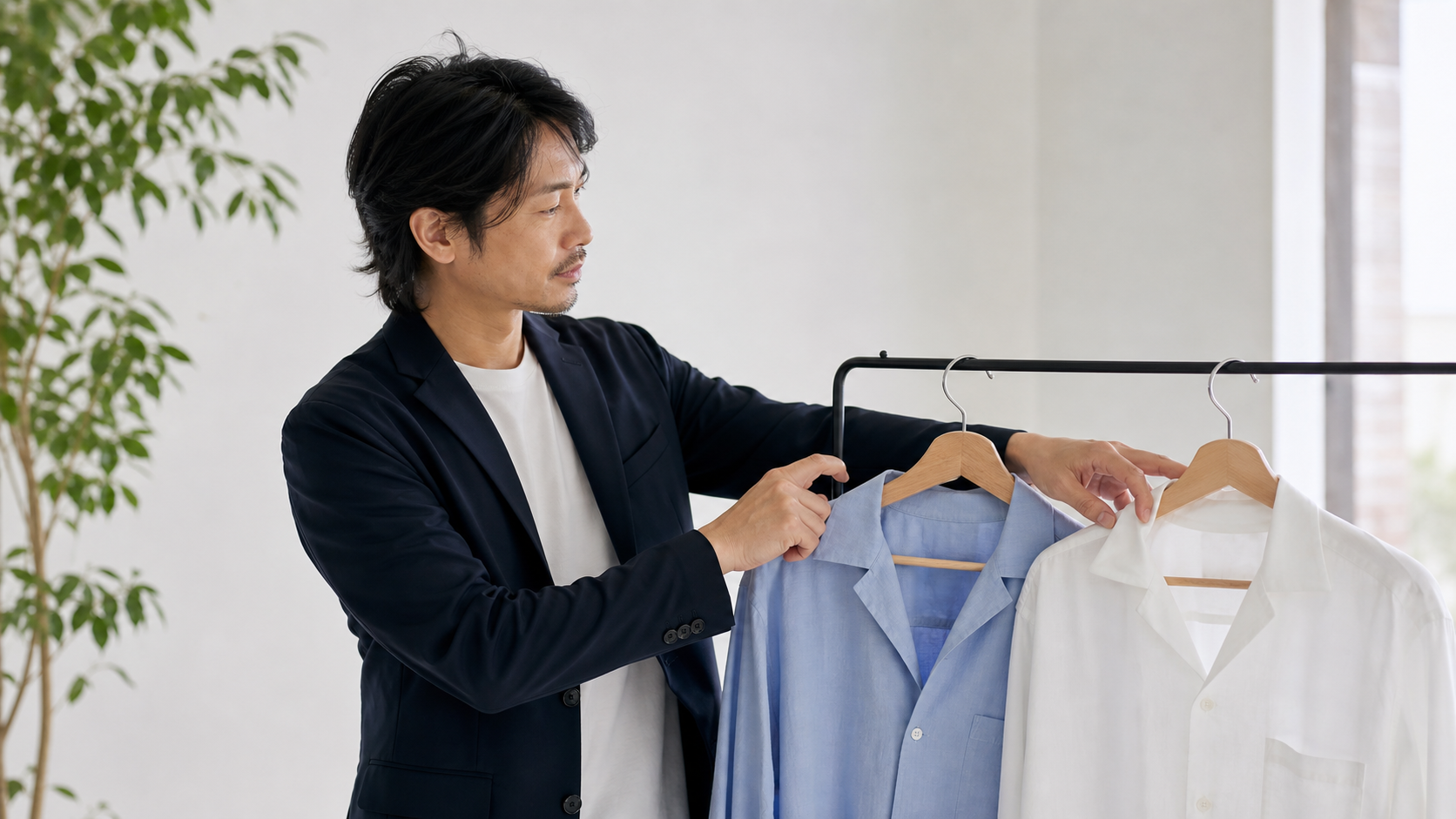 襟元の異なるシャツを選ぶ男性