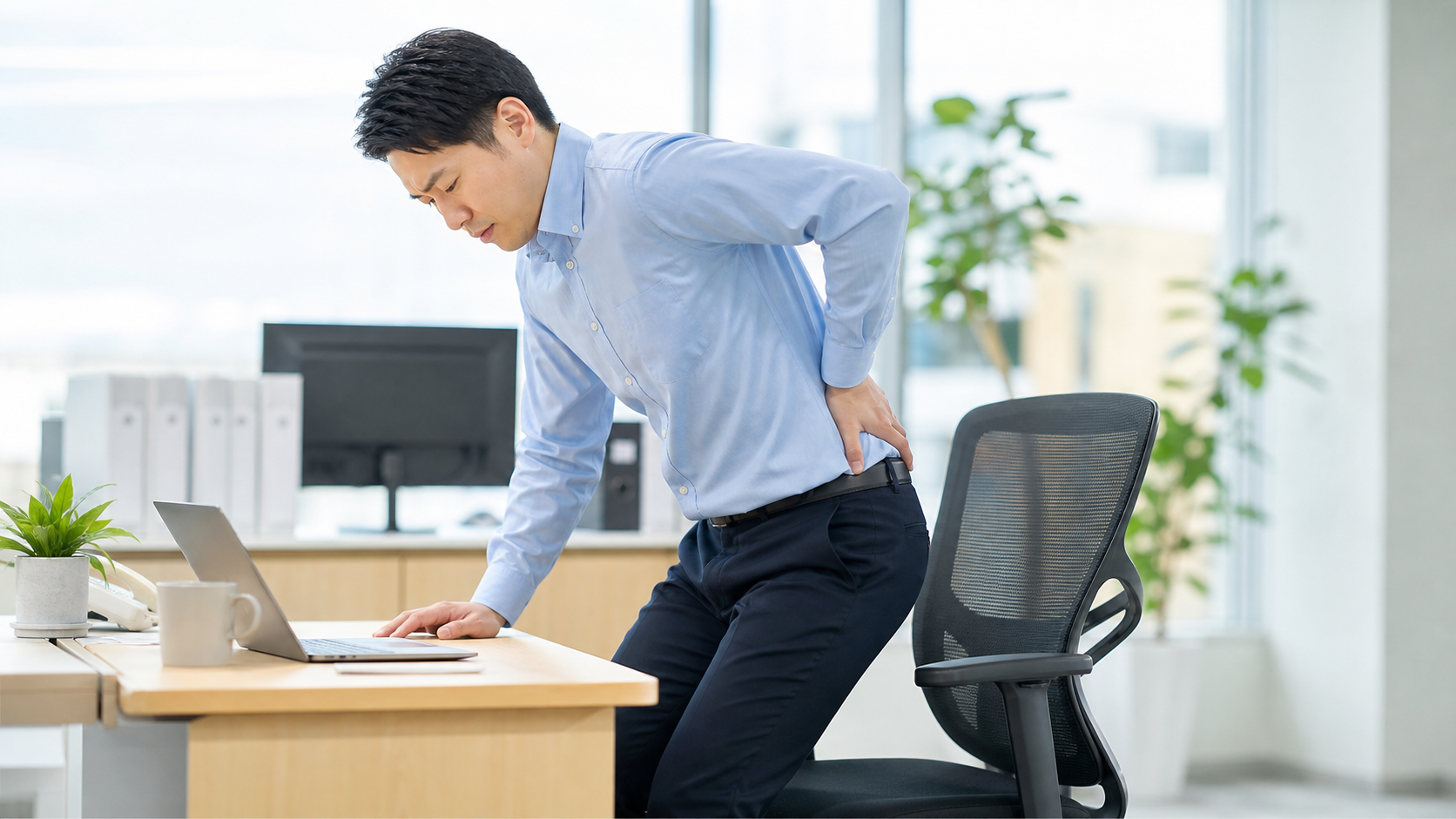 腰痛で会社を休むか判断するために朝の動作を確認する様子