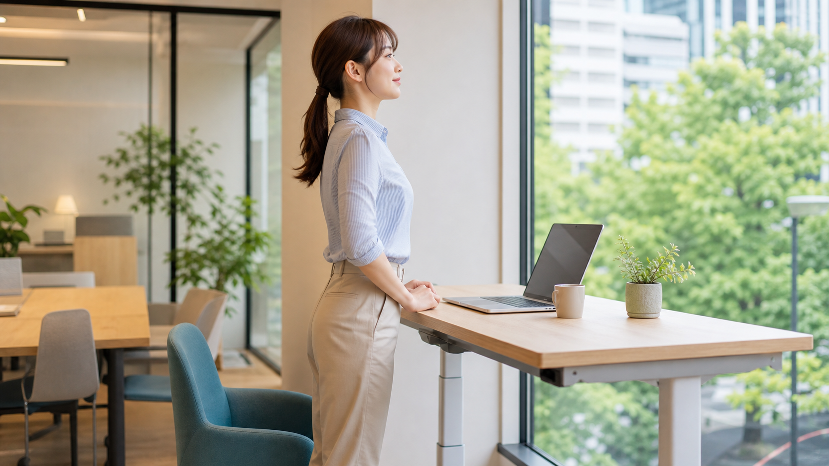 立ち作業用デスクで姿勢を変える女性